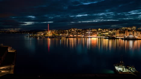 Paisaje-Urbano-De-Noche-Frente-Al-Mar-De-Oslo